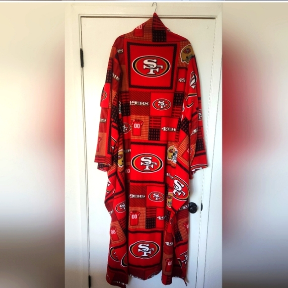 49ers Sniggie blanket with Sleeves - Picture 1 of 7